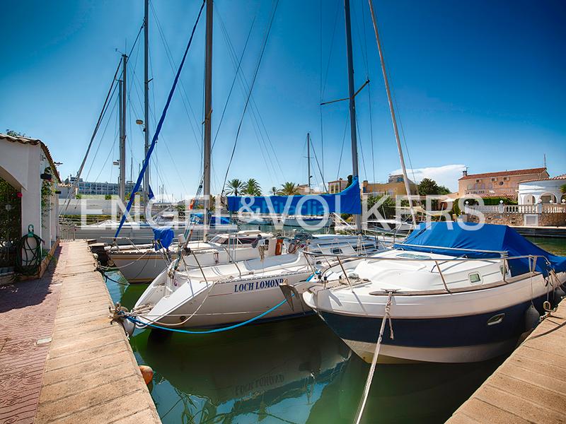 Foto 6f9fa6af-92e5-4751-afbd-f6eac0f8e7f3. Chalet villa en la playa con cuatro amarres en Salins - Cavall de Mar Empuriabrava