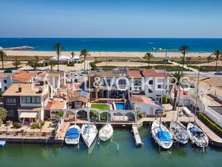 Xalet  Carrer salins 1 línea. Villa en la playa con cuatro amarres