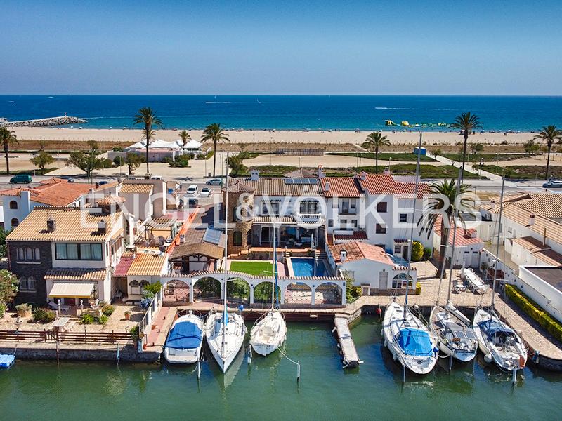 Foto 6fbac439-d085-491c-a2b6-c286459140cf. Chalet villa en la playa con cuatro amarres en Salins - Cavall de Mar Empuriabrava
