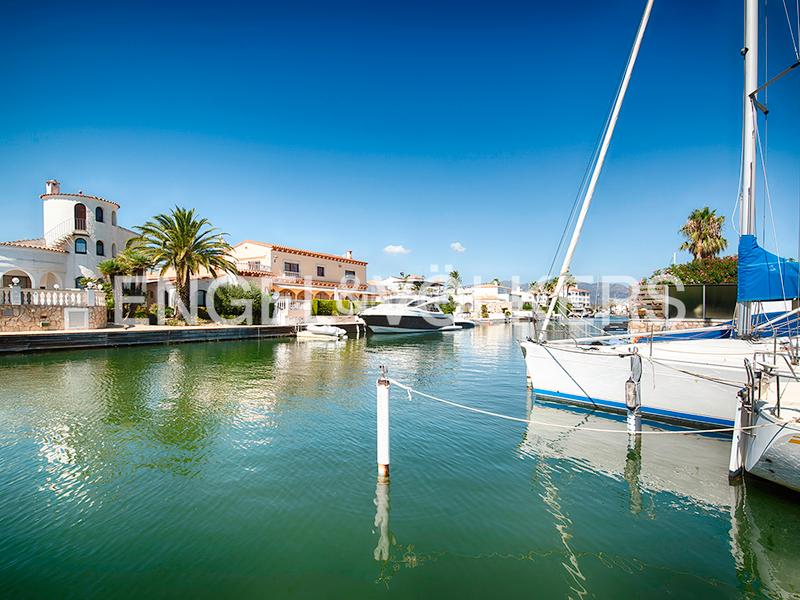 Foto 77e4e386-05b4-4130-9365-85d973073859. Chalet villa en la playa con cuatro amarres en Salins - Cavall de Mar Empuriabrava