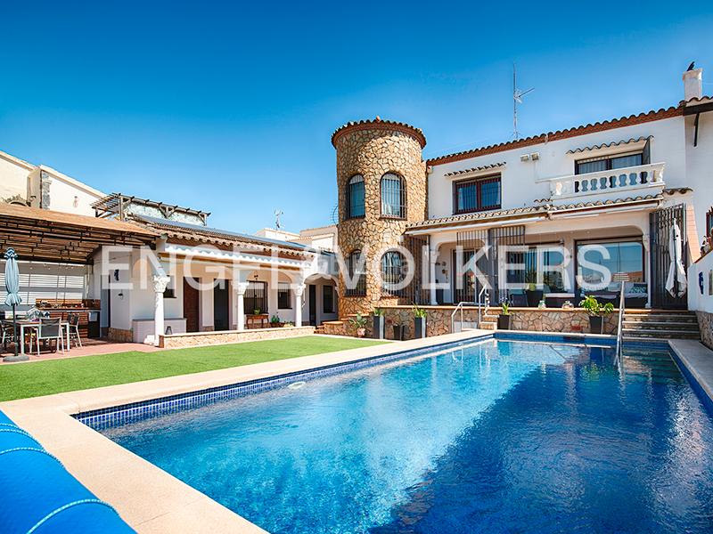 Foto 9a52de1d-6b76-4b17-874e-8df887e41cc6. Chalet villa en la playa con cuatro amarres en Salins - Cavall de Mar Empuriabrava