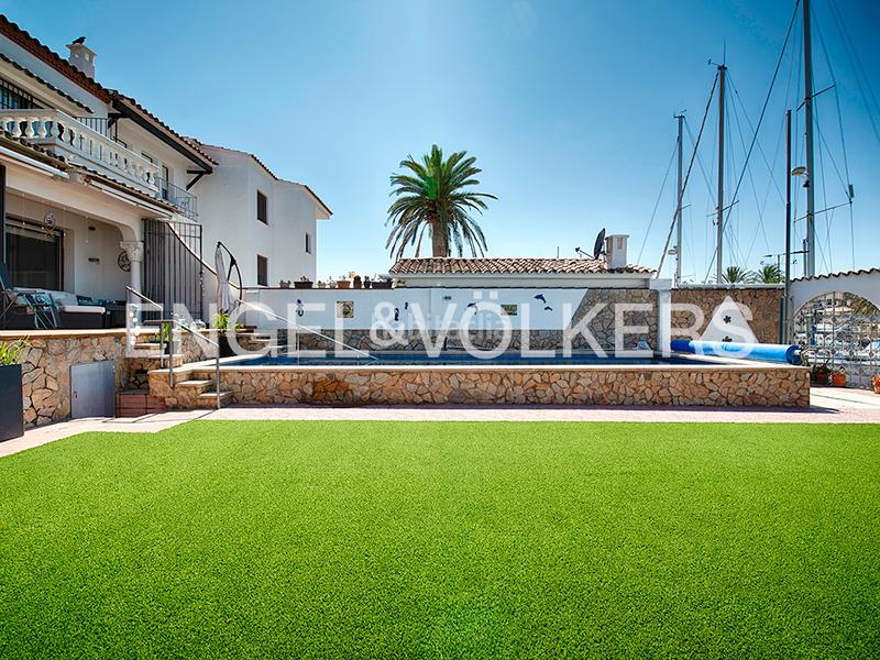 Foto ae7efedd-6b8c-4237-a88b-156b1255ea08. Chalet villa en la playa con cuatro amarres en Salins - Cavall de Mar Empuriabrava