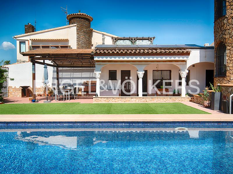 Foto b54461cb-9e48-42e6-8e90-696ca7d5497d. Chalet villa en la playa con cuatro amarres en Salins - Cavall de Mar Empuriabrava