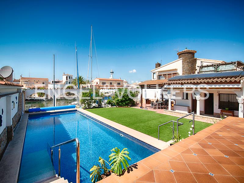Foto ee76a823-567b-4347-b732-05cb938e6e5e. Chalet villa en la playa con cuatro amarres en Salins - Cavall de Mar Empuriabrava