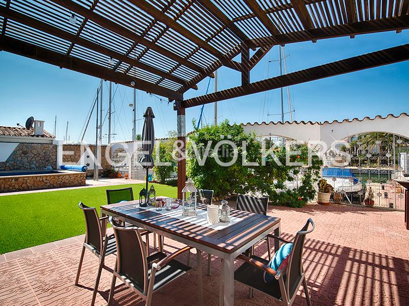 Foto f52fe45a-fb86-4ad6-9300-88f83d026819. Chalet villa en la playa con cuatro amarres en Salins - Cavall de Mar Empuriabrava