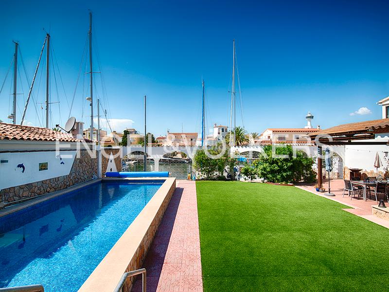 Foto f9b8052a-351e-4b2e-8a83-f22059a6d1d5. Chalet villa en la playa con cuatro amarres en Salins - Cavall de Mar Empuriabrava