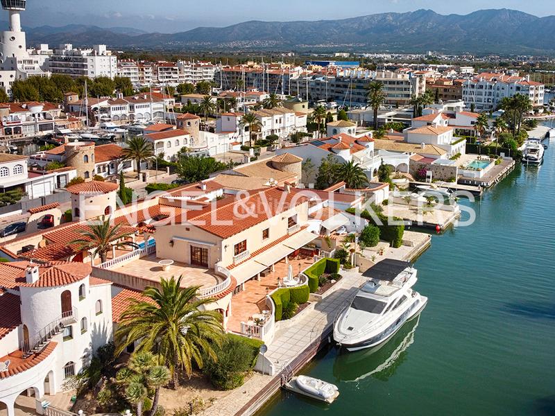 Foto 488bbd01-24b3-4903-a7a4-a96898ee2509. Chalet with parking pool in Salins - Cavall de Mar Empuriabrava