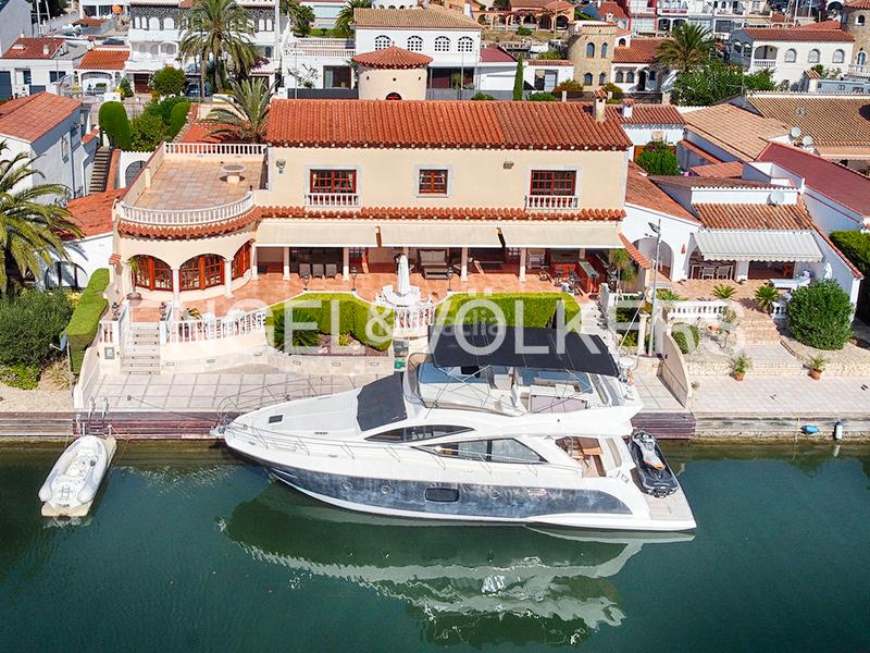 Foto ab86d336-b103-459c-87cb-0f7936579bf4. Chalet with parking pool in Salins - Cavall de Mar Empuriabrava