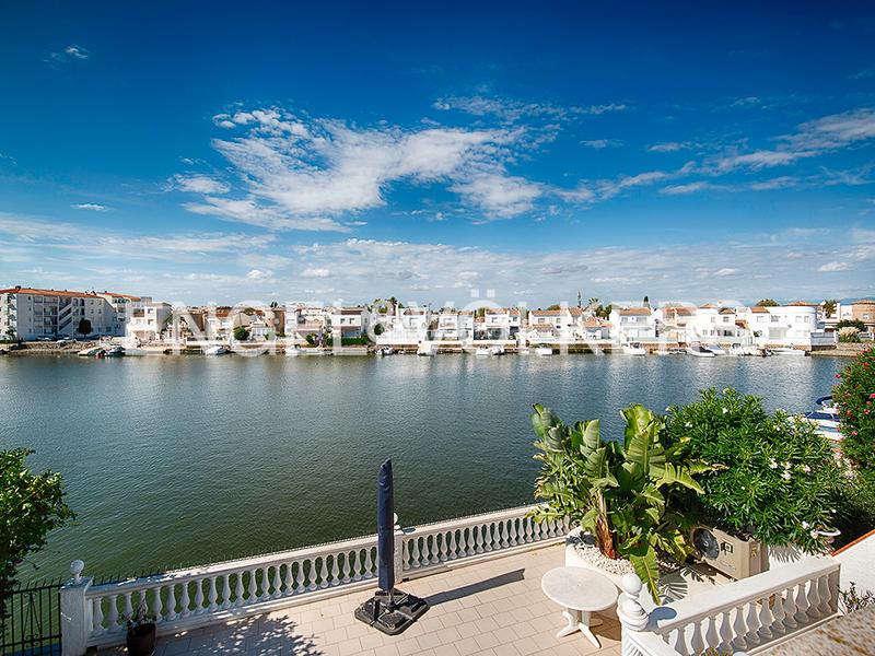 Foto 2bd8c725-09e3-42fe-ba49-084f22116273. Casa pareada casa renovada con piscina y amarre - ¡lista para mudarse! en Empuriabrava