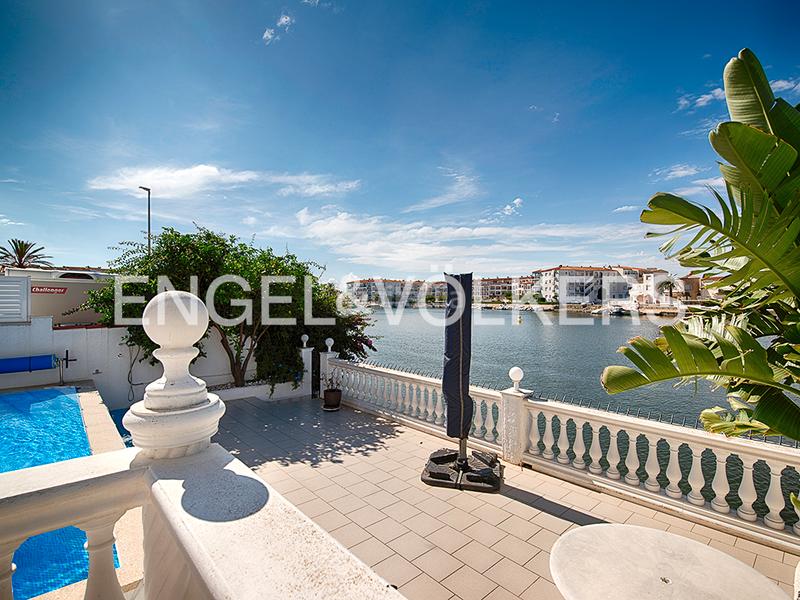Foto 61364787-525e-4d28-aa64-b2454f933c1e. Casa pareada casa renovada con piscina y amarre - ¡lista para mudarse! en Empuriabrava
