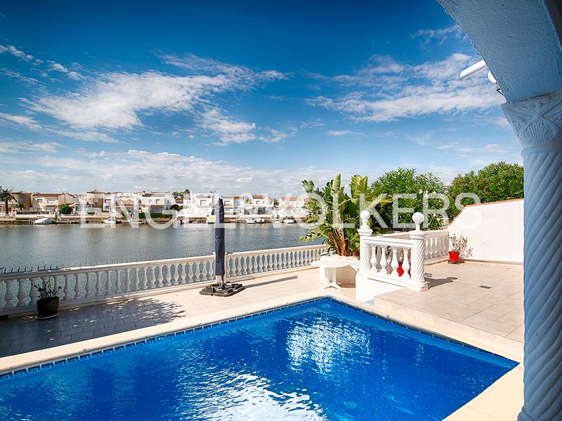 Foto 66c9b23a-5bea-40fa-ad4e-f65daa9522bf. Casa pareada casa renovada con piscina y amarre - ¡lista para mudarse! en Empuriabrava