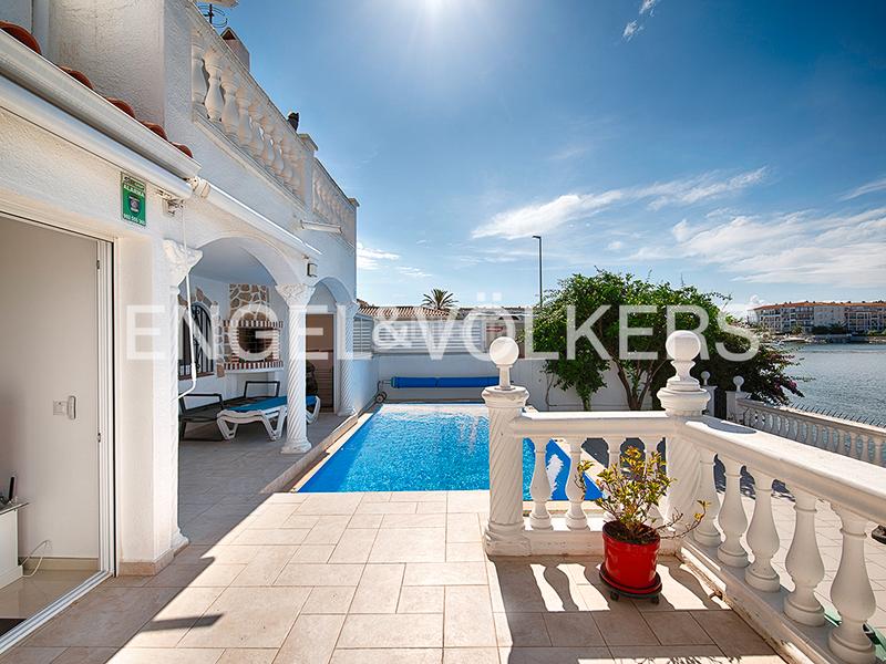 Foto 6aaeee35-4ff7-4247-a6ac-e4694b41df13. Casa pareada casa renovada con piscina y amarre - ¡lista para mudarse! en Empuriabrava