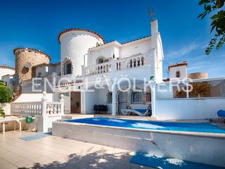Casa aparellada  Carrer sant maurici. Casa renovada con piscina y amarre - ¡lista para mudarse!