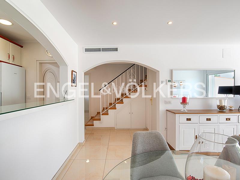 Foto 7884cc10-9118-4ca2-8387-803b85802350. Casa pareada casa renovada con piscina y amarre - ¡lista para mudarse! en Empuriabrava
