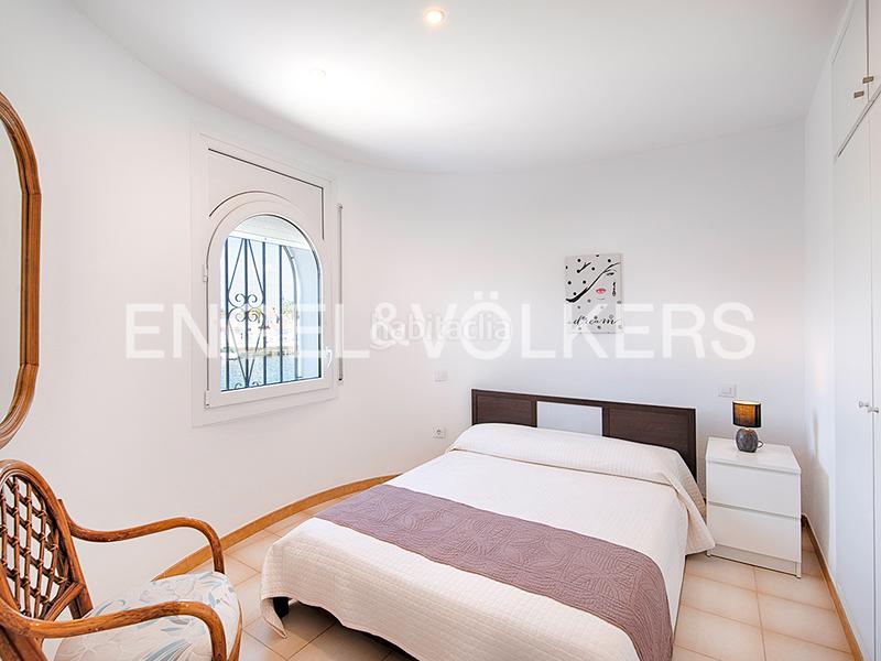 Foto 806d0cf2-ec8f-453e-90fd-947bd2f29a37. Casa pareada casa renovada con piscina y amarre - ¡lista para mudarse! en Empuriabrava