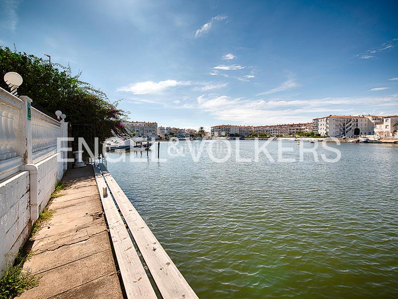 Foto 839a77fb-6c72-438e-8ca8-d4db48449c42. Casa pareada casa renovada con piscina y amarre - ¡lista para mudarse! en Empuriabrava