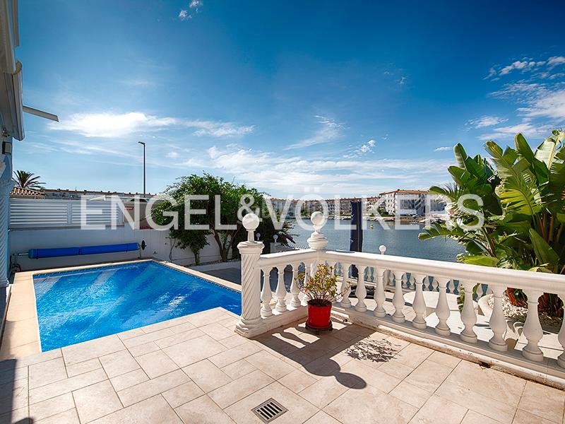 Foto 91fee6ab-fbb9-41dc-a3da-8a2ae5a3d319. Casa pareada casa renovada con piscina y amarre - ¡lista para mudarse! en Empuriabrava