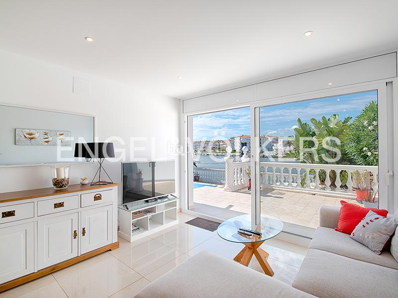 Foto 9475943a-8434-4069-9128-04316367f565. Casa pareada casa renovada con piscina y amarre - ¡lista para mudarse! en Empuriabrava