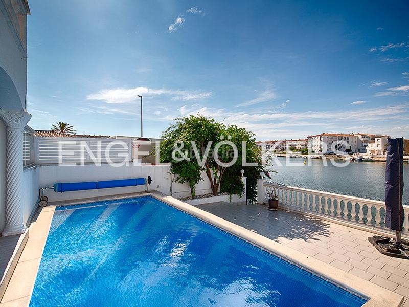 Foto 96354ab0-95a3-470a-8602-7122ab3887b6. Casa pareada casa renovada con piscina y amarre - ¡lista para mudarse! en Empuriabrava