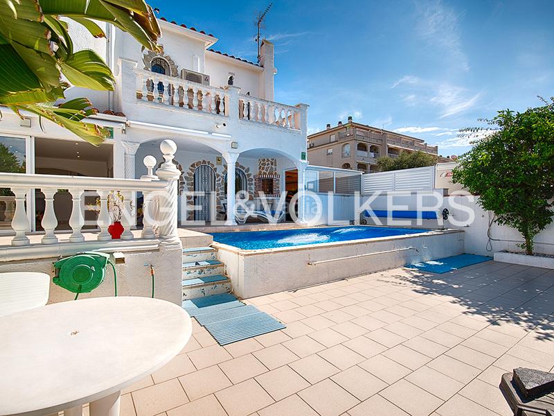 Foto 9dedb4e5-0e97-439f-92e9-b6ed6415fb4d. Casa pareada casa renovada con piscina y amarre - ¡lista para mudarse! en Empuriabrava