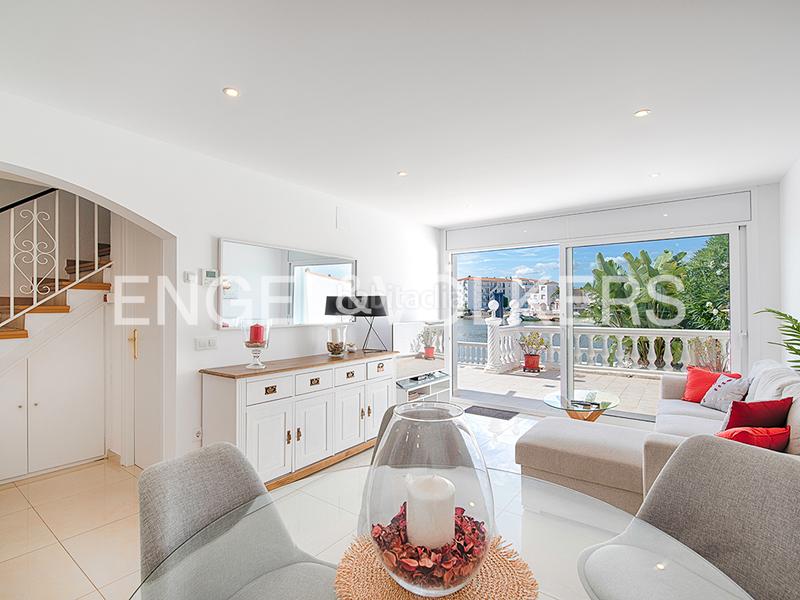 Foto aeb6d1c4-d547-42fe-b00e-6f00dd3cf59a. Casa pareada casa renovada con piscina y amarre - ¡lista para mudarse! en Empuriabrava