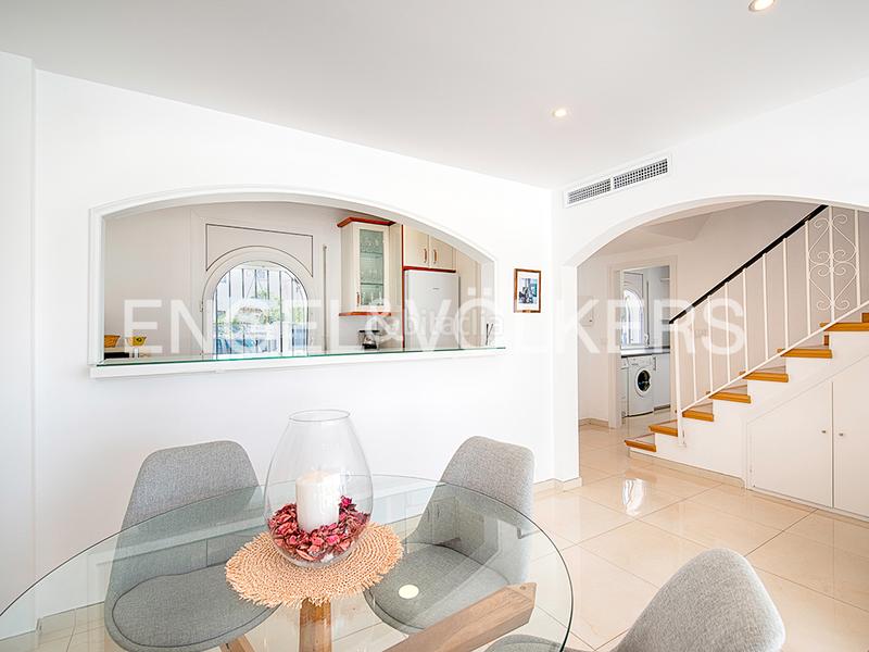 Foto aecf124b-8cb2-44ab-8ac7-a3426f9335a8. Casa pareada casa renovada con piscina y amarre - ¡lista para mudarse! en Empuriabrava