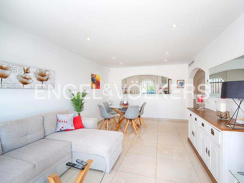 Foto aff6e858-5ba5-497a-ba5d-27a54ea5f3e6. Casa pareada casa renovada con piscina y amarre - ¡lista para mudarse! en Empuriabrava