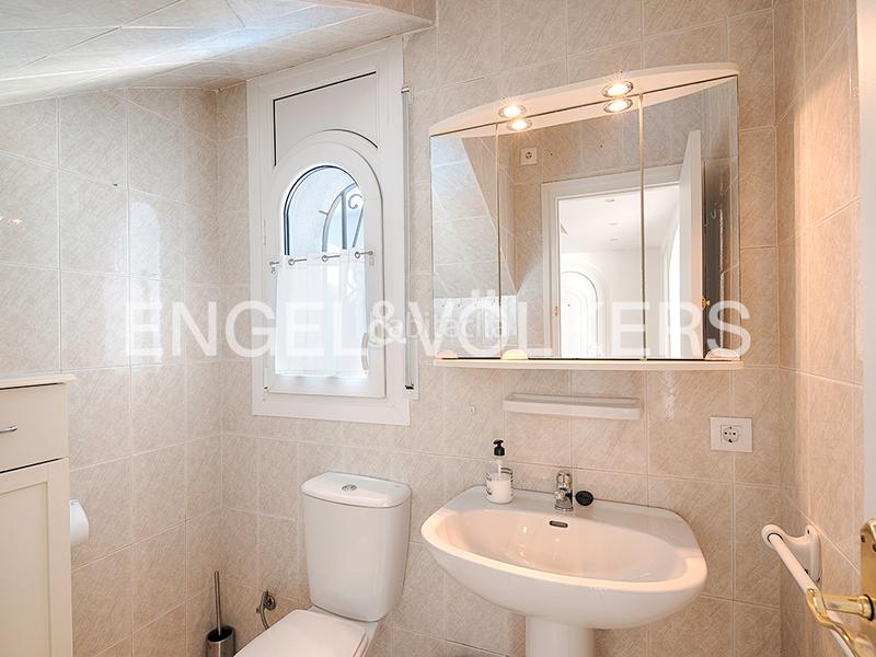 Foto b8fcab67-0772-4938-9d0d-f01827b76ec2. Casa pareada casa renovada con piscina y amarre - ¡lista para mudarse! en Empuriabrava
