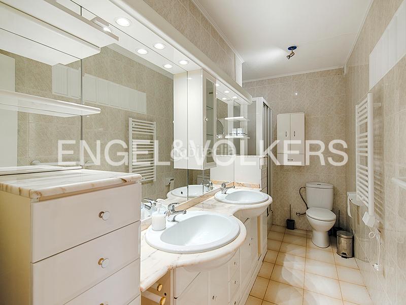 Foto c05f3bb4-a809-41e0-9a2e-01e8ca4e0553. Casa pareada casa renovada con piscina y amarre - ¡lista para mudarse! en Empuriabrava