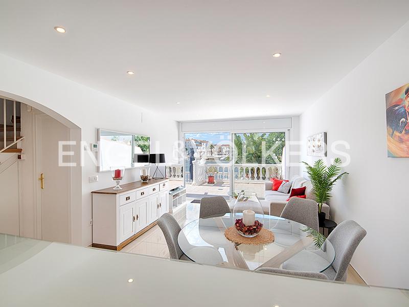 Foto d487629b-4e3e-4d58-8a80-96696ddf20bf. Casa pareada casa renovada con piscina y amarre - ¡lista para mudarse! en Empuriabrava