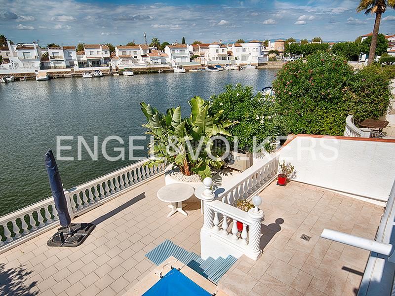 Foto e3422157-a8e6-4eef-b8ed-535db6c581b2. Casa pareada casa renovada con piscina y amarre - ¡lista para mudarse! en Empuriabrava