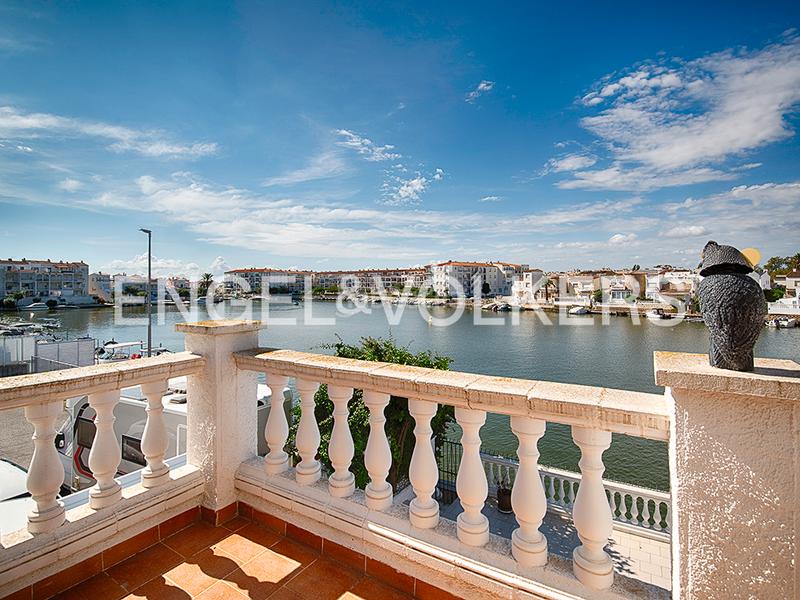 Foto fe547c70-3a63-4d99-87af-bd3d1e7160ee. Casa pareada casa renovada con piscina y amarre - ¡lista para mudarse! en Empuriabrava