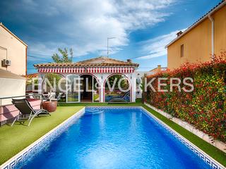 Casa  Carrer creus. Casa de una planta en el canal con plataforma hidráulica para el