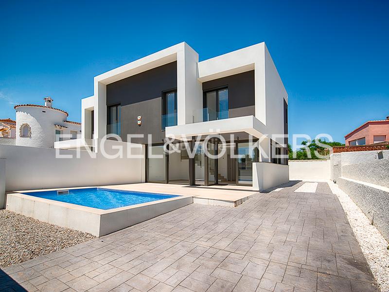 Foto 752b22de-f561-40f4-97da-701b5916341d. Doppelhaus mit pool in Requesens Empuriabrava