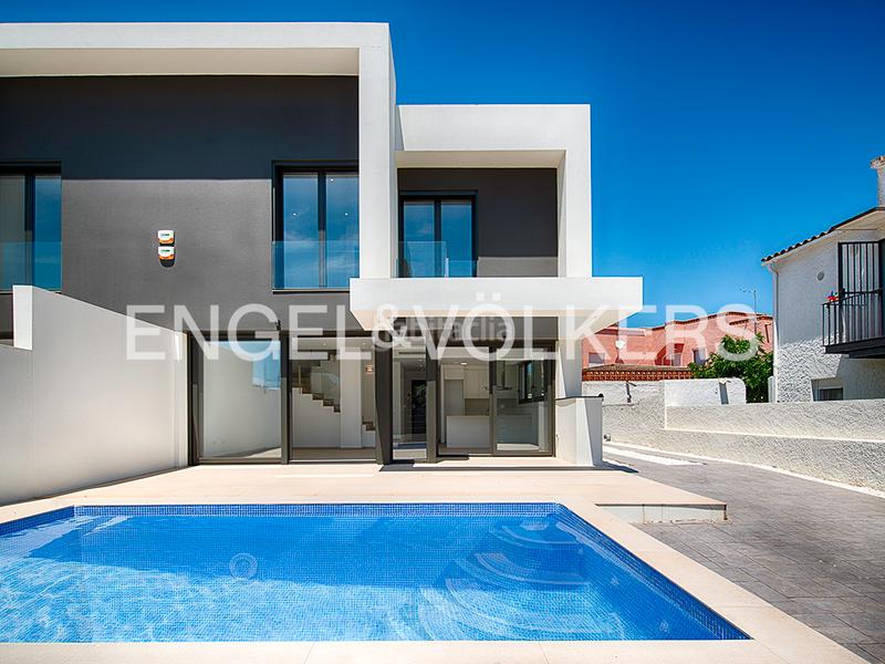 Foto dcf3636b-cadb-4593-a3da-9fee1c47e46a. Doppelhaus mit pool in Requesens Empuriabrava