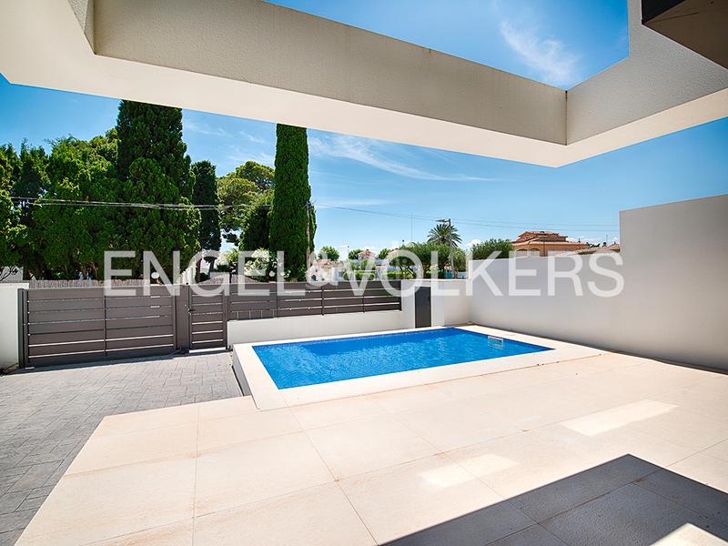 Foto f3e13980-e421-4ca1-aaf0-7bb5d59e97ee. Doppelhaus mit pool in Requesens Empuriabrava