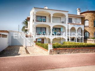 Edifici  Carrer salins 1 línea. Oportunidad única: edificio frente al mar con 11 unidades y 4 am