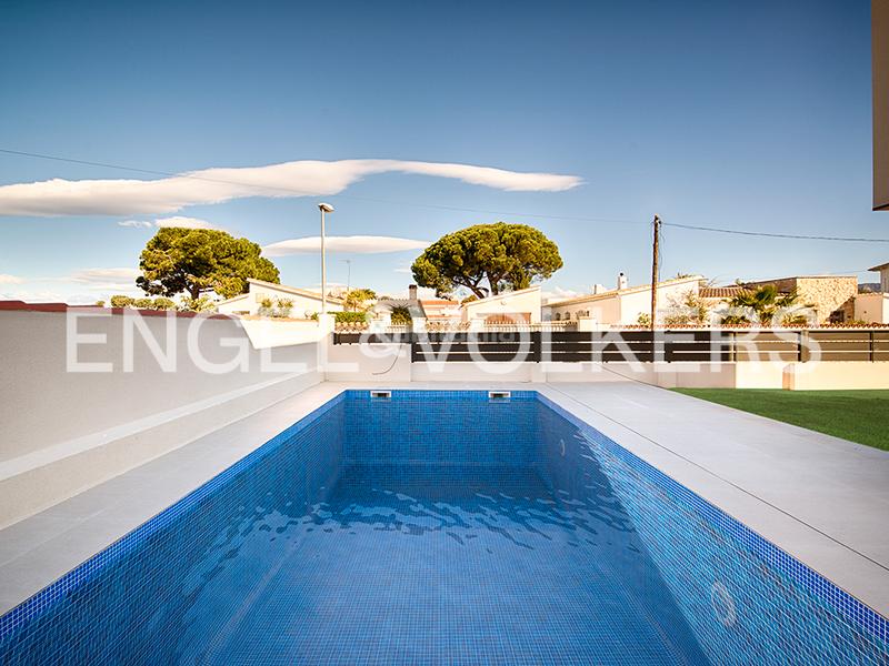 Foto 095f42a6-b676-48bf-93c2-2669a4770813. Casa aparellada amb piscina a Requesens Empuriabrava