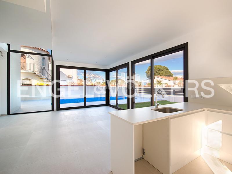 Foto 0a9903ce-49e7-47bc-8666-bd888627e2cf. Casa aparellada amb piscina a Requesens Empuriabrava