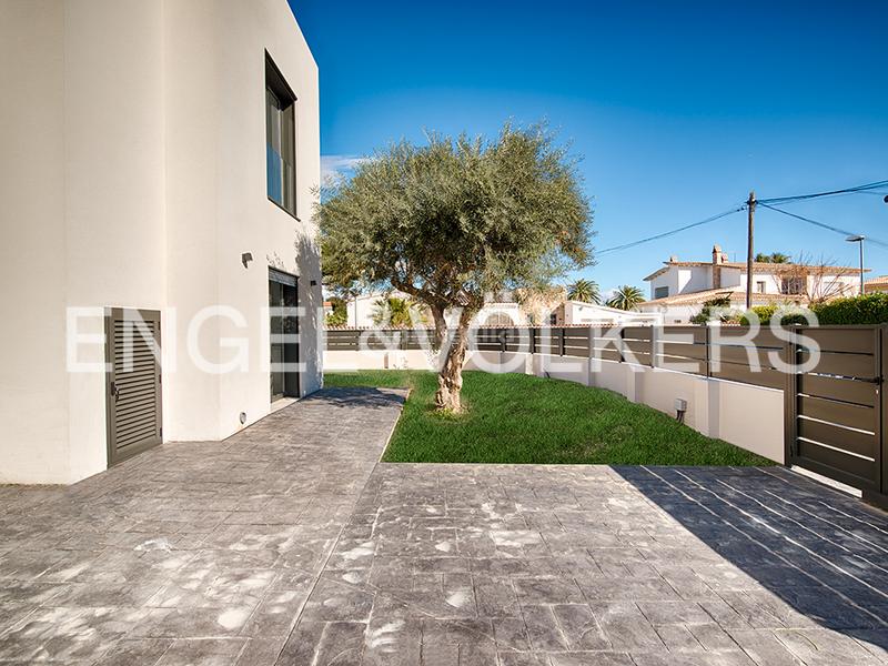 Foto 439ff2f2-a890-45c5-89dc-9e990d3d9fdb. Casa aparellada amb piscina a Requesens Empuriabrava