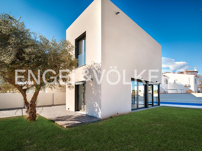 Foto 55a1f2f7-3c1c-4aac-981a-2443b5cf55bc. Casa aparellada amb piscina a Requesens Empuriabrava