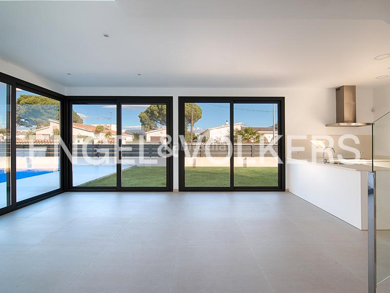 Foto 5cad77ee-d57a-451e-b716-6b47ab48d753. Casa aparellada amb piscina a Requesens Empuriabrava
