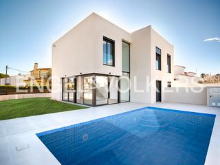 Casa aparellada  Carrer requesens. Moderna casa pareada, ubicación privilegiada, s/o