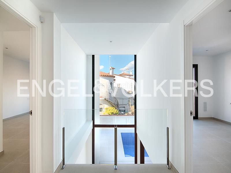 Foto 8a2047ce-8289-4a07-9680-342043a672a2. Casa aparellada amb piscina a Requesens Empuriabrava
