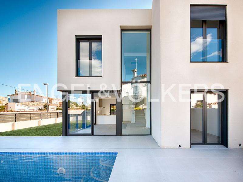 Foto ac453184-19f7-4831-8e71-53d717dc6af0. Casa aparellada amb piscina a Requesens Empuriabrava
