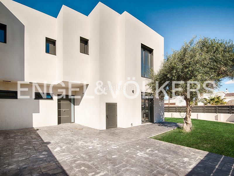 Foto b3a3af3d-a93d-4581-b117-ccb902180eb0. Casa aparellada amb piscina a Requesens Empuriabrava
