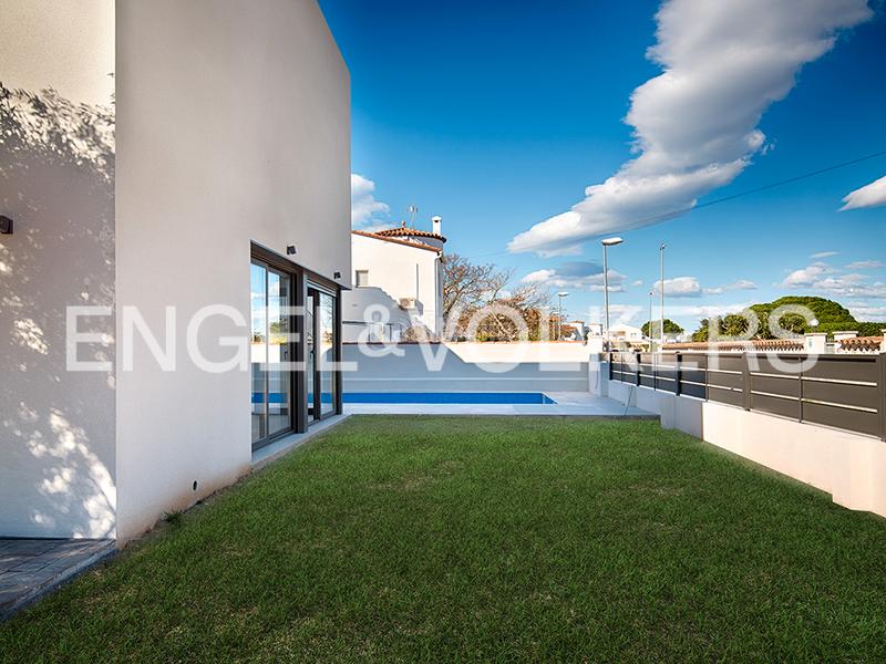 Foto b3aa7817-56f3-42c4-880c-7f159156518f. Casa aparellada amb piscina a Requesens Empuriabrava