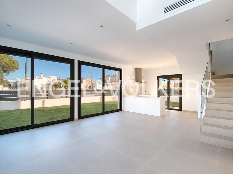 Foto b4f02582-eecf-4047-8034-e1abbb501ab3. Casa aparellada amb piscina a Requesens Empuriabrava