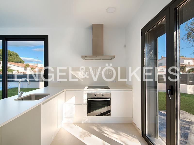 Foto de70bf19-8e04-4336-9a65-504684fd2bb2. Casa aparellada amb piscina a Requesens Empuriabrava