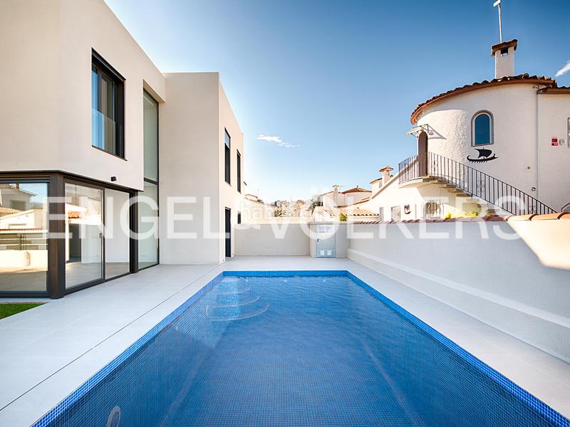 Foto fbb9c901-238c-4675-89dd-60f73ee96883. Casa aparellada amb piscina a Requesens Empuriabrava